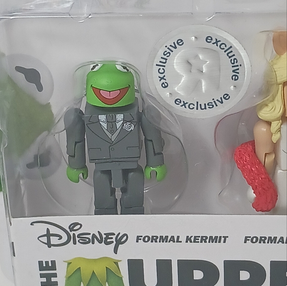 The Muppets Minimates SDCC Toys R Us Exclusive Formal Kermit & Formal Piggy - Picture 3 of 12